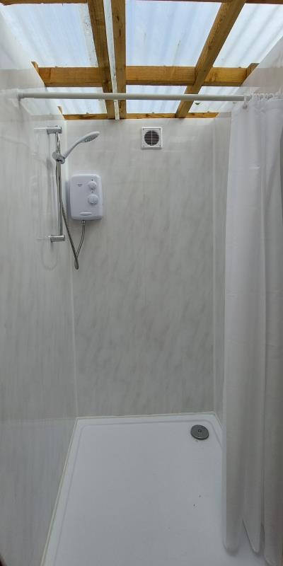  2 Spacious showers