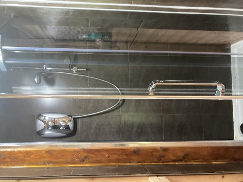 Shower x 1